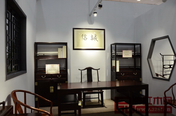 第四屆中國（江門）傳統家具精品鑒賞會暨紅木家具交易大會中展出的傳統古典家具精品