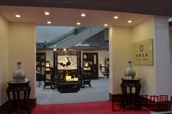 伍氏興隆、利興家具、江山多嬌、雄業紅木等知名紅木家具品牌參與了第四屆中國（江門）傳統家具精品鑒賞會暨紅木家具交易大會