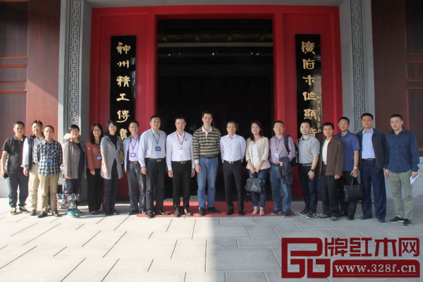 番禺區“兩建”辦聯合市委黨校、市城管委、市國土規劃委、市公安局、市政府培訓中心等單位組成的調研組領導和永華公司高層合影留念 番禺區“兩建”辦聯合市委黨校、市城管委、市國土規劃委、市公安局、市政府培訓中心等單位組成的調研組領導和永華公司高層合影留念