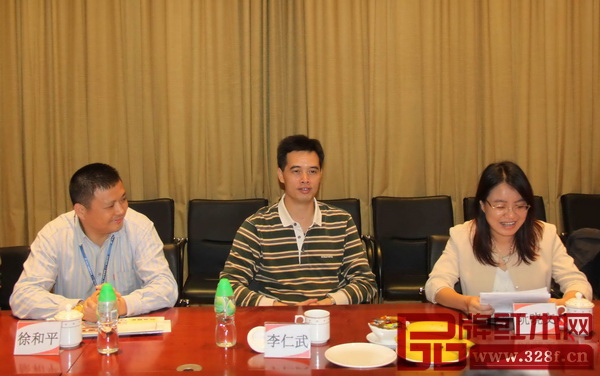 廣州市委黨校教授 李仁武(中間) 番禺區“兩建”辦副主任、區市場監管局副局長 阮曉文(右) 市城管委行政執法處副處長 徐和平(左) 廣州市委黨校教授 李仁武(中間) 番禺區“兩建”辦副主任、區市場監管局副局長 阮曉文(右) 市城管委行政執法處副處長 徐和平(左)