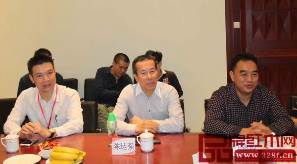 石碁鎮政府黨委委員、常務副鎮長許兆玲(右),永華紅木董事長陳達強(中),石碁古典紅木家具行業協會會長、永華紅木副總經理邱志坤(左) 石碁鎮政府黨委委員、常務副鎮長許兆玲(右),永華紅木董事長陳達強(中),石碁古典紅木家具行業協會會長、永華紅木副總經理邱志坤(左)