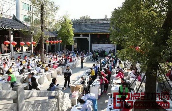“國壽紅木·鰲臺書院杯 ”厚街第五屆青少年千人書法大賽現(xiàn)場