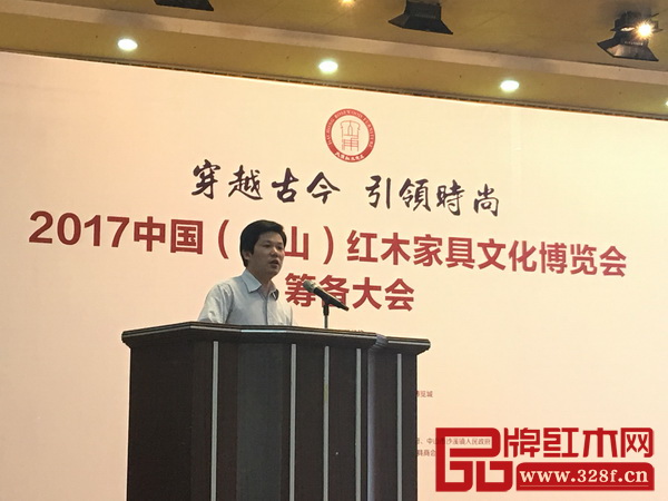 中山市紅木家具協(xié)會(huì)執(zhí)行會(huì)長(zhǎng)、東成紅木董事長(zhǎng)張錫復(fù)在2017中山紅博會(huì)籌備大會(huì)上發(fā)言