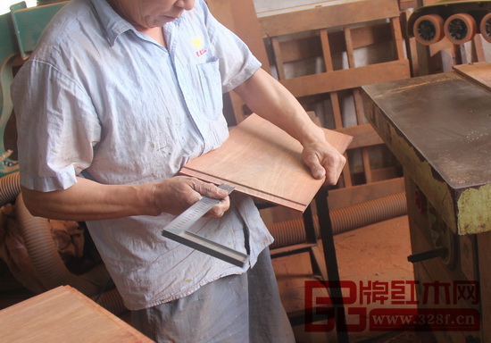 東成紅木堅(jiān)守108道繁雜細(xì)致的工序