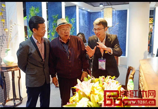 2016紅博會,伍氏大觀園董事長伍華善(左一)在展廳向嘉賓介紹產品特色 2016紅博會,伍氏大觀園董事長伍華善(左一)在展廳向嘉賓介紹產品特色