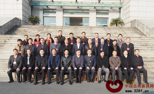 東陽市工商業(yè)聯(lián)合會(總商會)第十屆執(zhí)行委員會部分成員合影(第三排右四為國祥紅木董事長張國強(qiáng)) 東陽市工商業(yè)聯(lián)合會(總商會)第十屆執(zhí)行委員會部分成員合影(第三排右四為國祥紅木董事長張國強(qiáng))