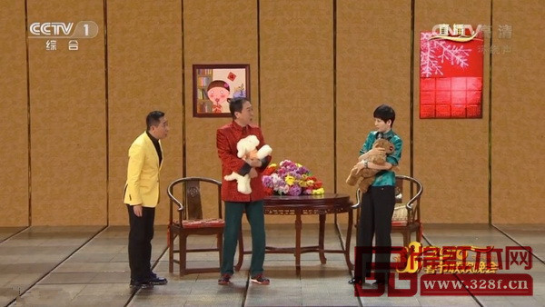 2016央視猴年春晚的第1個語言節目《快樂老爸》中紅木圈椅與紅木圓臺在熒幕上精彩亮相