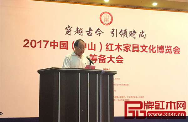 中山市紅木家具行業(yè)協(xié)會會長、鴻發(fā)家具董事長蕭照興在籌備大會上致辭,號召企業(yè)積極參與盛會 中山市紅木家具行業(yè)協(xié)會會長、鴻發(fā)家具董事長蕭照興在籌備大會上致辭,號召企業(yè)積極參與盛會