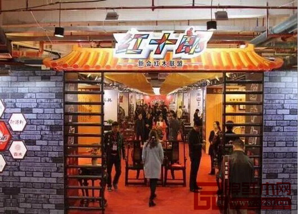 2016紅博會期間,新會的紅木品牌聯(lián)盟“紅十郎”首度集體組團(tuán)亮相,西關(guān)大屋的木條拉門、琉璃窗、青磚墻等元素為特色,吸引了眾多人的目光 2016紅博會期間,新會的紅木品牌聯(lián)盟“紅十郎”首度集體組團(tuán)亮相,西關(guān)大屋的木條拉門、琉璃窗、青磚墻等元素為特色,吸引了眾多人的目光