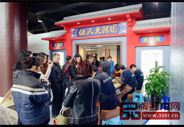 2016紅博會,伍氏大觀園展廳前人潮不斷 2016紅博會,伍氏大觀園展廳前人潮不斷