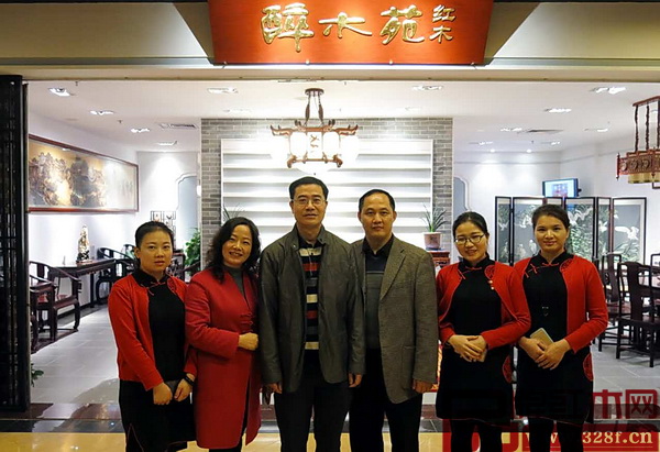 廣東省家具協(xié)會會長王克(左三)親臨位于廣州馬會的醉木苑展廳指導(dǎo),醉木苑總經(jīng)理鄭庭華(右三)親切接待 廣東省家具協(xié)會會長王克(左三)親臨位于廣州馬會的醉木苑展廳指導(dǎo),醉木苑總經(jīng)理鄭庭華(右三)親切接待