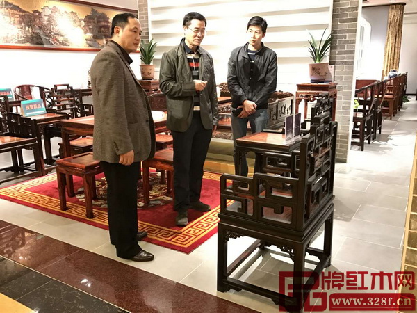 王克高度肯定醉木苑做精品家具的態(tài)度,并盛贊其產(chǎn)品特色鮮明、人文內(nèi)涵豐富 王克高度肯定醉木苑做精品家具的態(tài)度,并盛贊其產(chǎn)品特色鮮明、人文內(nèi)涵豐富