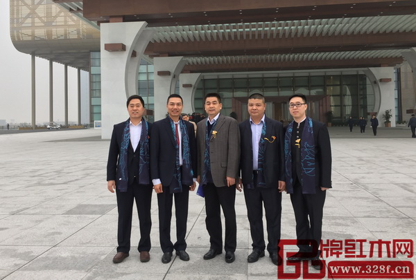 鴻運堂總經理蕭耀能（左二）與中山市大涌鎮黨委副書記、鎮長賀修虎在杭州G20峰會舉辦地合影留念