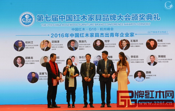 李宏志在臺上接受了央視主持人趙保樂的現場采訪 李宏志在臺上接受了央視主持人趙保樂的現場采訪