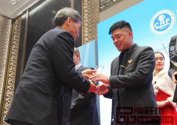 家具行業資深學者王周（左）為緣人緣總經理陳亞盛頒發“2016年中國紅木家具杰出職業經理人”獎杯