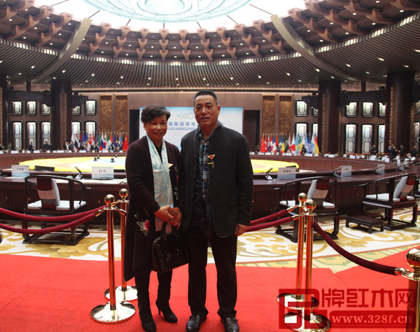 興成紅木董事長張新貴及其夫人潘敏陽在杭州G20峰會主會場合影留念