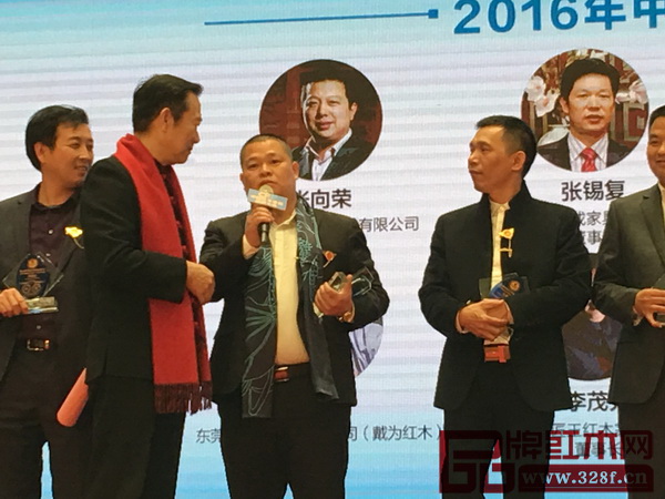 在“2016年中國紅木家具十大風云企業家”采訪環節,匠王紅木董事長李茂先接受中央電視臺著名主持人趙保樂的采訪 在“2016年中國紅木家具十大風云企業家”采訪環節,匠王紅木董事長李茂先接受中央電視臺著名主持人趙保樂的采訪