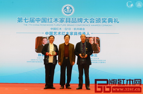 全國政協常委、全國工商聯原常務副主席孫安民（中）為“中國藝術紅木家具傳承人”獲獎者（東莞國壽紅木董事長陳國壽、東陽卓木王紅木董事長杜承三）頒牌