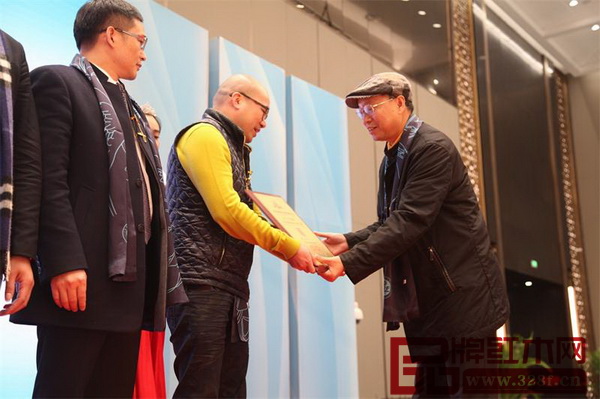 全聯藝術紅木家具專委會專家顧問彭亮先生給盧家藝林董事長盧嘉林頒取獎牌 全聯藝術紅木家具專委會專家顧問彭亮先生給盧家藝林董事長盧嘉林頒取獎牌