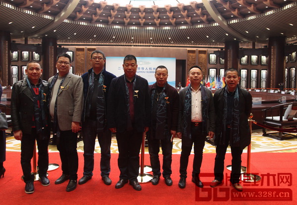 心時代董事長馬偉(左三)與眾多東陽品牌企業在G20峰會舉辦地共同合影留念 心時代董事長馬偉(左三)與眾多東陽品牌企業在G20峰會舉辦地共同合影留念