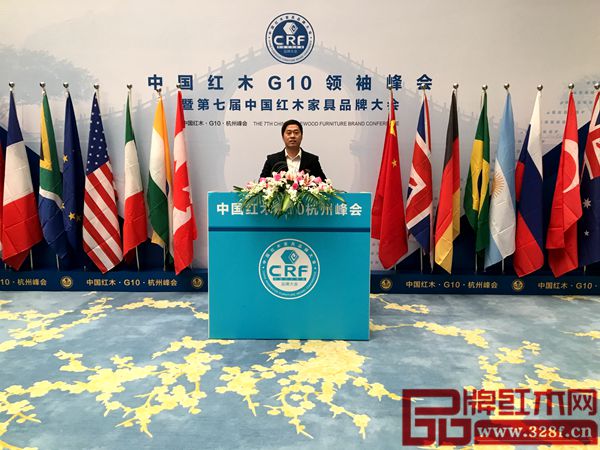 大匯堂總經(jīng)理胡春龍?jiān)谥袊?guó)紅木G10領(lǐng)袖峰會(huì)背景留影 大匯堂總經(jīng)理胡春龍?jiān)谥袊?guó)紅木G10領(lǐng)袖峰會(huì)背景留影