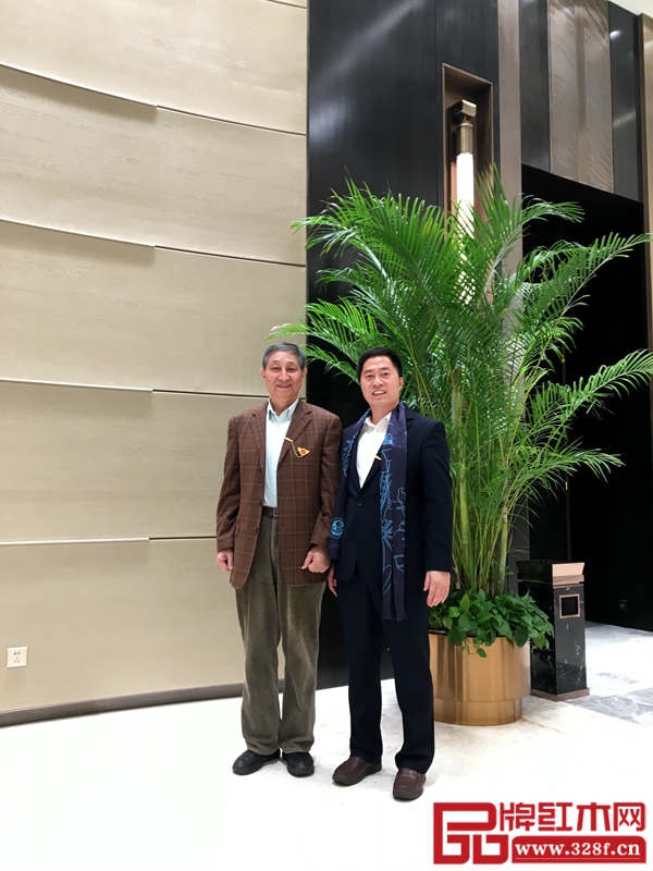 原故宮博物院文保科技部主任曹靜樓(左)與大匯堂總經(jīng)理胡春龍(右)合影 原故宮博物院文保科技部主任曹靜樓(左)與大匯堂總經(jīng)理胡春龍(右)合影