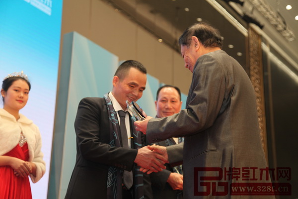 全國工商聯(lián)執(zhí)委、全聯(lián)民間文物藝術品商會會長宋建文為雅仕軒董事長陳君頒發(fā)獎杯
