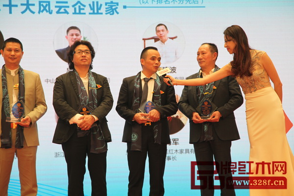 雅仕軒董事長陳君發(fā)表獲獎感言 雅仕軒董事長陳君發(fā)表獲獎感言