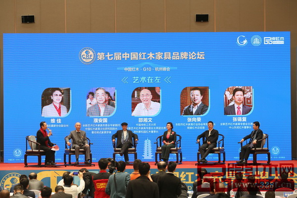 首輪論壇由中央電視臺著名主持人趙保樂主持,以“藝術在左”為主題,中國收藏家協會副會長維佳(右三)、中國紅木家具文化研究院院長濮安國(左三)、中國傳統工藝大師邵湘文(左二)、東陽市紅木家具行業協會常務副會長張向榮(右二)、全聯藝術紅木家具專委會主席團主席張錫復(右一)展開討論 首輪論壇由中央電視臺著名主持人趙保樂主持,以“藝術在左”為主題,中國收藏家協會副會長維佳(右三)、中國紅木家具文化研究院院長濮安國(左三)、中國傳統工藝大師邵湘文(左二)、東陽市紅木家具行業協會常務副會長張向榮(右二)、全聯藝術紅木家具專委會主席團主席張錫復(右一)展開討論