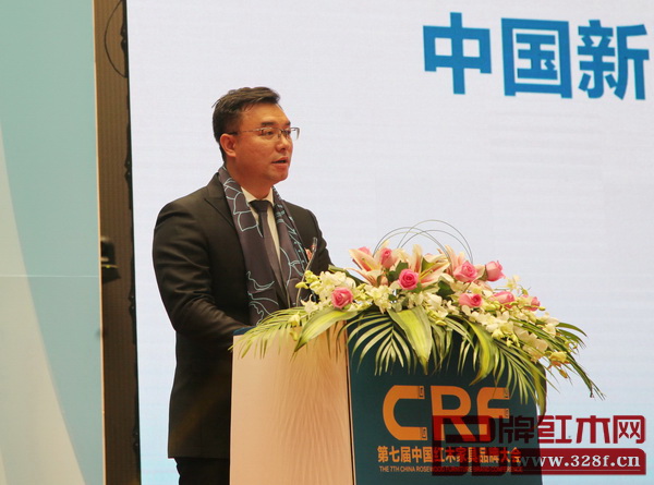 國壽紅木副董事長陳淦凡進行發布會介紹 