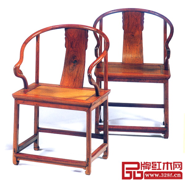 圖5 黃花梨扶手不出頭式圈椅四張 明末清初 長(zhǎng)103厘米 寬43厘米 高88厘米 (佳士得紐約拍賣(mài)公司,1996年9月) 圖5 黃花梨扶手不出頭式圈椅四張 明末清初 長(zhǎng)103厘米 寬43厘米 高88厘米 (佳士得紐約拍賣(mài)公司,1996年9月)
