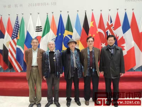 全國政協常委、全國工商聯第十屆常務副主席孫安民(右二),全國政協委員、全國工商聯第九屆副主席程路(右一),全國工商聯執委、全聯民間文物藝術品商會會長宋建文(中),原故宮博物院文??萍疾恐魅尾莒o樓(左一),全國工商聯民間文物藝術品商會秘書長肖秉俠(左二)在G20峰會舉辦地合影留念 全國政協常委、全國工商聯第十屆常務副主席孫安民(右二),全國政協委員、全國工商聯第九屆副主席程路(右一),全國工商聯執委、全聯民間文物藝術品商會會長宋建文(中),原故宮博物院文保科技部主任曹靜樓(左一),全國工商聯民間文物藝術品商會秘書長肖秉俠(左二)在G20峰會舉辦地合影留念
