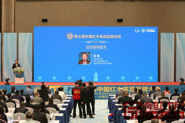 全國政協委員、全國工商聯第九屆副主席程路在論壇總結發言中提出了品牌的重要性 全國政協委員、全國工商聯第九屆副主席程路在論壇總結發言中提出了品牌的重要性