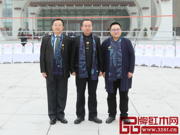 部分政府領導、行業協會領導、產區領導、權威專家于G20峰會舉辦地——杭州國際博覽中心留影 部分政府領導、行業協會領導、產區領導、權威專家于G20峰會舉辦地——杭州國際博覽中心留影