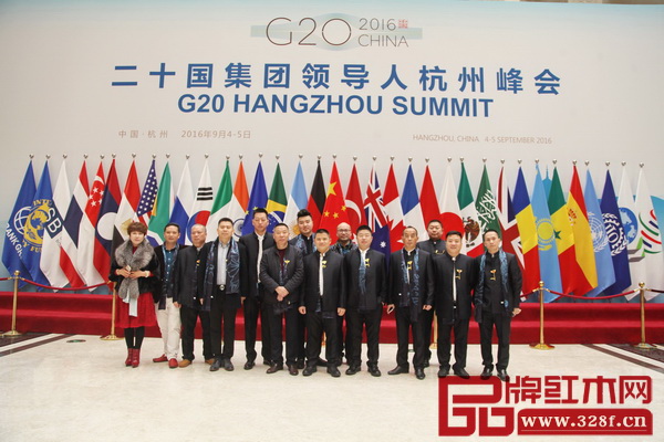 部分政府領導、行業協會領導、產區領導、權威專家、行業精英于G20峰會舉辦地——杭州國際博覽中心留影 部分政府領導、行業協會領導、產區領導、權威專家、行業精英于G20峰會舉辦地——杭州國際博覽中心留影