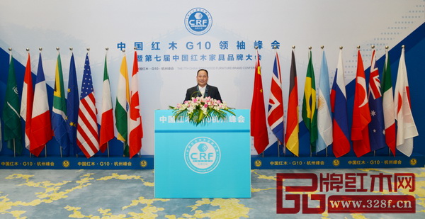 部分政府領導、行業協會領導、產區領導、權威專家、行業精英于中國紅木G10領袖峰會舉辦地留影 