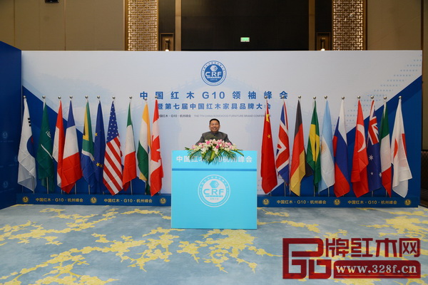 部分政府領導、行業協會領導、產區領導、權威專家、行業精英于中國紅木G10領袖峰會舉辦地留影 