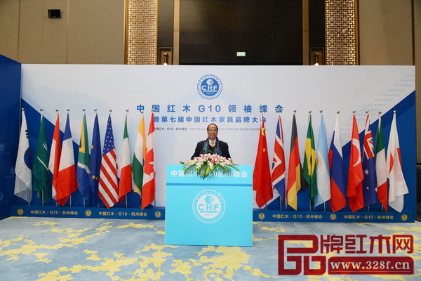 部分政府領導、行業協會領導、產區領導、權威專家、行業精英于中國紅木G10領袖峰會舉辦地留影 