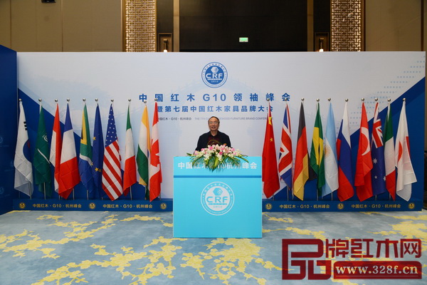 部分政府領導、行業協會領導、產區領導、權威專家、行業精英于中國紅木G10領袖峰會舉辦地留影 