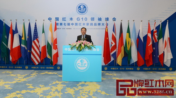部分政府領導、行業協會領導、產區領導、權威專家、行業精英于中國紅木G10領袖峰會舉辦地留影 