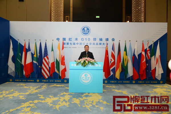 部分政府領導、行業協會領導、產區領導、權威專家、行業精英于中國紅木G10領袖峰會舉辦地留影 