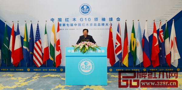部分政府領導、行業協會領導、產區領導、權威專家、行業精英于中國紅木G10領袖峰會舉辦地留影 