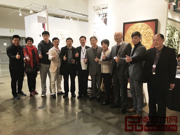 中國駐洛杉磯總領(lǐng)館總領(lǐng)事劉健(右五)、中國駐多倫多總領(lǐng)事成員(右四)、全國工商聯(lián)執(zhí)委宋建文(左五)、全聯(lián)藝術(shù)紅木家具專委會執(zhí)行會長林偉華(左四)與中國傳統(tǒng)工藝大師邵湘文(右三)、陳國壽(左六)在中國國家展展廳合影留念等一起為中國紅木家具點(diǎn)贊 中國駐洛杉磯總領(lǐng)館總領(lǐng)事劉健(右五)、中國駐多倫多總領(lǐng)事成員(右四)、全國工商聯(lián)執(zhí)委宋建文(左五)、全聯(lián)藝術(shù)紅木家具專委會執(zhí)行會長林偉華(左四)與中國傳統(tǒng)工藝大師邵湘文(右三)、陳國壽(左六)在中國國家展展廳合影留念等一起為中國紅木家具點(diǎn)贊