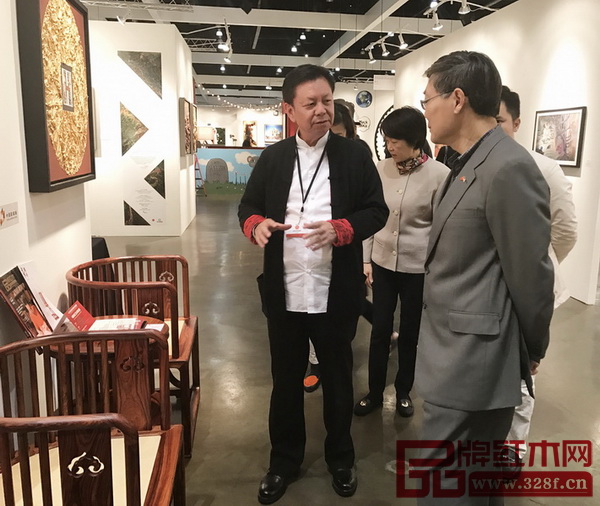 中國傳統工藝大師陳國壽(前排左)為中國駐洛杉磯總領館總領事劉健(前排右)介紹《國壽椅》 中國傳統工藝大師陳國壽(前排左)為中國駐洛杉磯總領館總領事劉健(前排右)介紹《國壽椅》