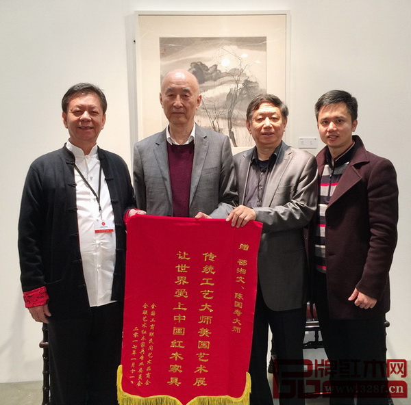 全國工商聯執委、全聯民間文物藝術品商會會長、全聯藝術紅木家具專委會會長宋建文（右二），全聯藝術紅木家具專委會執行會長、弘木傳媒CEO林偉華（右一）與兩位中國傳統工藝大師邵湘文（左二）、陳國壽（左一）合影留念