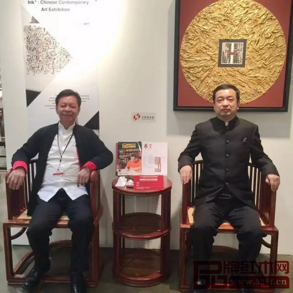 中國駐洛杉磯總領館文化參贊古今（右）與中國傳統工藝大師陳國壽（左）合影留念