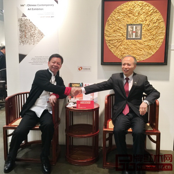 中國文化傳媒集團(tuán)副董事長宋合意(右)與中國傳統(tǒng)工藝大師、國壽紅木董事長陳國壽 (左)合影留念 中國文化傳媒集團(tuán)副董事長宋合意(右)與中國傳統(tǒng)工藝大師、國壽紅木董事長陳國壽 (左)合影留念