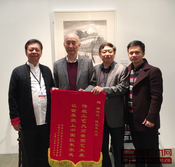全國工商聯(lián)執(zhí)委、全聯(lián)民間文物藝術(shù)品商會會長宋建文(右二),全聯(lián)藝術(shù)紅木家具專委會執(zhí)行會長林偉華(右一)為兩位中國傳統(tǒng)工藝大師邵湘文(左二)、陳國壽(左一)贈送紀(jì)念錦旗 全國工商聯(lián)執(zhí)委、全聯(lián)民間文物藝術(shù)品商會會長宋建文(右二),全聯(lián)藝術(shù)紅木家具專委會執(zhí)行會長林偉華(右一)為兩位中國傳統(tǒng)工藝大師邵湘文(左二)、陳國壽(左一)贈送紀(jì)念錦旗