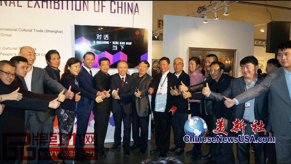 中國總領館、全國工商聯、全聯藝術紅木家具專委會相關領導與中國傳統工藝大師陳國壽（右七）共同為紅木家具點贊