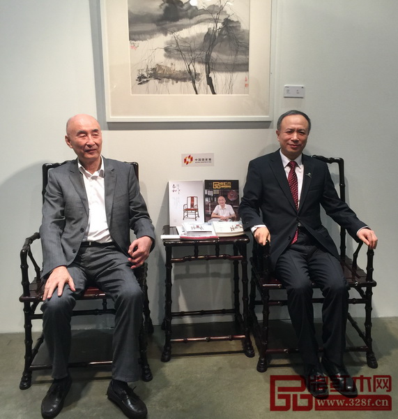 中國文化傳媒集團(tuán)副董事長宋合意(右)與中國傳統(tǒng)工藝大師、深圳泰和園董事長邵湘文 (左)合影留念 中國文化傳媒集團(tuán)副董事長宋合意(右)與中國傳統(tǒng)工藝大師、深圳泰和園董事長邵湘文 (左)合影留念
